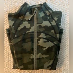 LULULEMON DEFINE JACKET. Women’s size 6 - green camouflage print